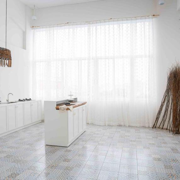 波西米亚狂想白厨房白蕾丝窗帘瓷砖地板流苏白吊床蕾丝棉布桌布封面图