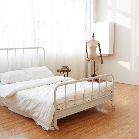 美式阳光房森系北欧床木地板木洗手台红砖墙封面图