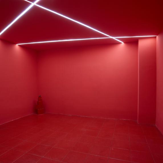 迷情红色空间纯红色灯光线条大红封面图
