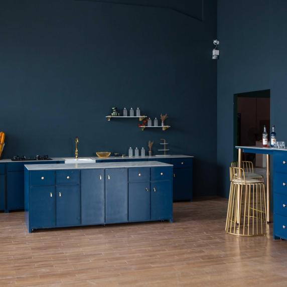 雅痞深蓝调厨房蓝色大理石台面木地板封面图