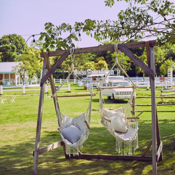 秋千草地户外流苏秋千架绳结封面图