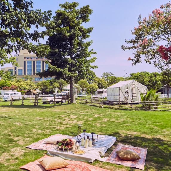 野餐草地野餐桌布地毯烛台酒壶户外封面图