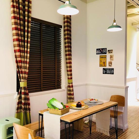 32美式居家风 木地板深色木栅格窗餐桌椅封面图