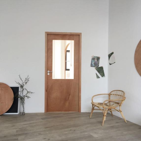 森系木门白墙简约藤椅封面图