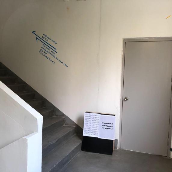 楼梯景白墙镜子封面图