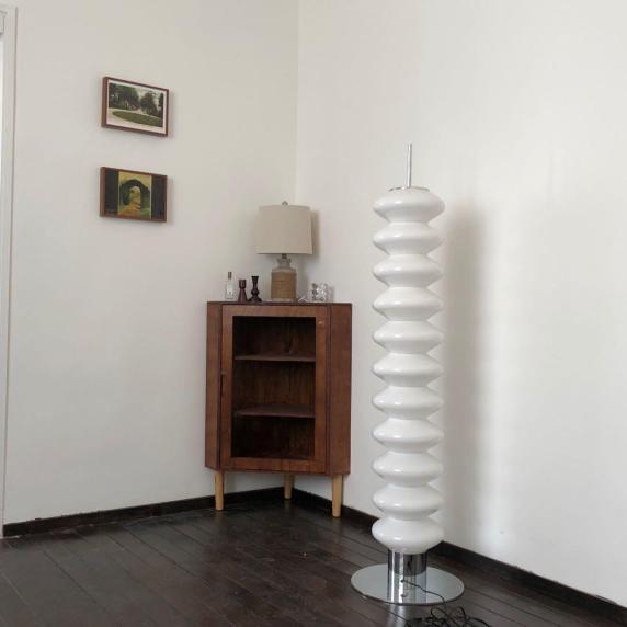 白色墙黑色地板木柜封面图