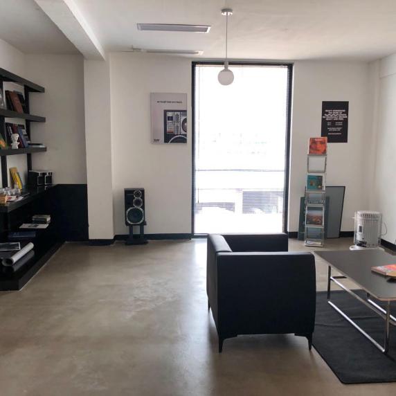 穿衣镜水泥地白墙搁物架沙发茶几封面图