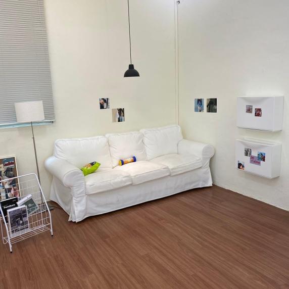 森系 简约客厅 白色布艺沙发 吊灯 木地板落地灯英文杂志百叶窗封面图