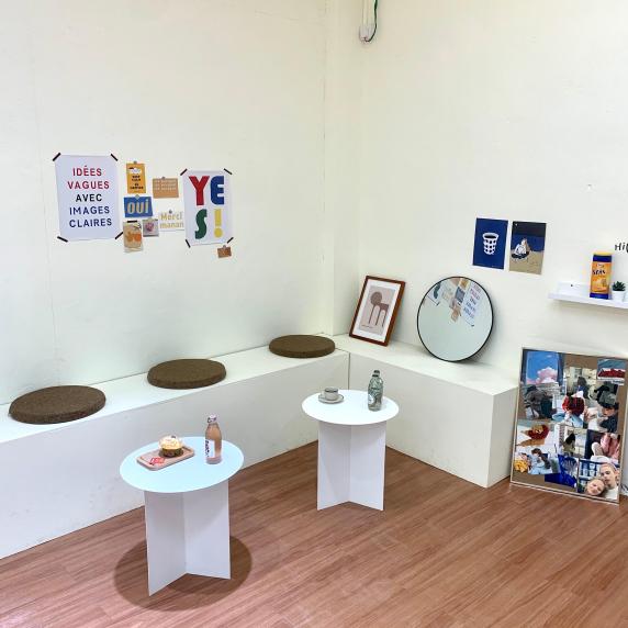 北欧空间 艺术海报木地板简约桌子艺术装饰画封面图