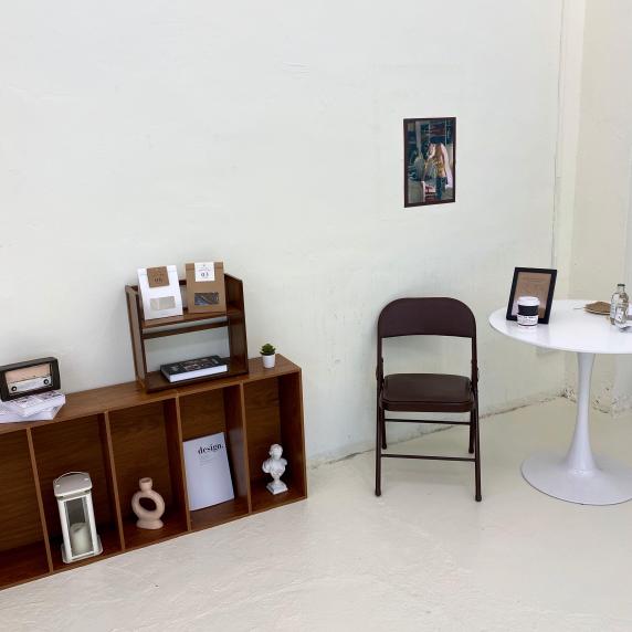 森系简约空间白色茶几 木柜子 木书架 英文书 复古收音机艺术摆件咖啡杯英伦封面图