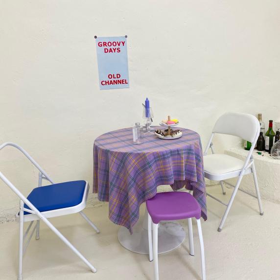 简约纯白艺术空间英文海报玻璃酒瓶摆件简欧桌椅纯白地板封面图