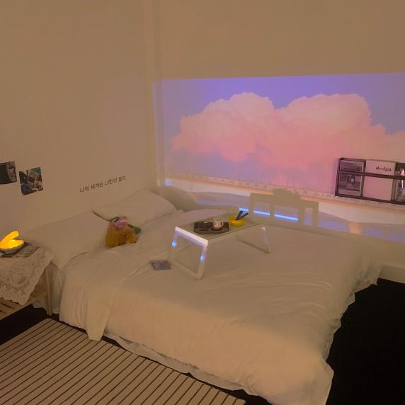 简约纯白卧室英文杂志英文书木质床头柜投影仪床居家封面图