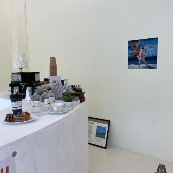 北欧简约纯白吧台 艺术海报 咖啡机 玻璃瓶 英文杂志 纸咖啡杯封面图