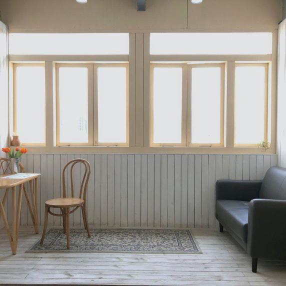 森系木地板木桌子木凳子沙发地毯窗户挂钩封面图