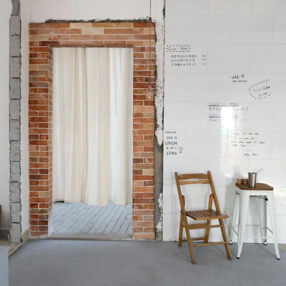 朋克风水泥地面砖墙凳子桌子破损墙面木折叠凳封面图