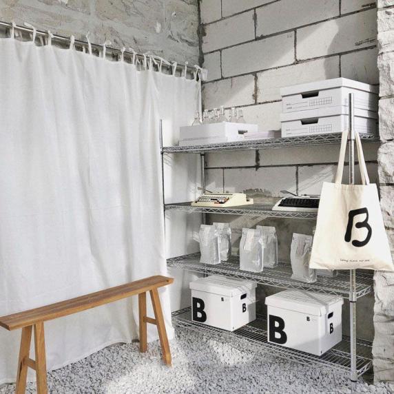 朋克风铁架木长条凳摆件石头地面封面图