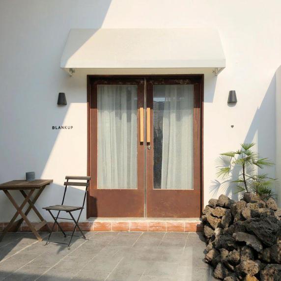 简约地面石头绿植桌子凳子门口门头封面图