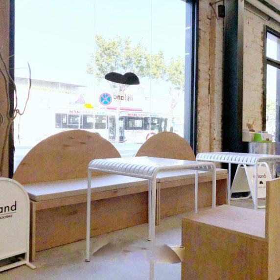 水泥地面枯枝木凳子茶几桌子封面图