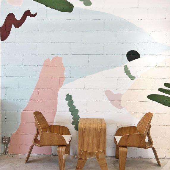 森系水泥地面木桌子凳子墙壁涂鸦封面图